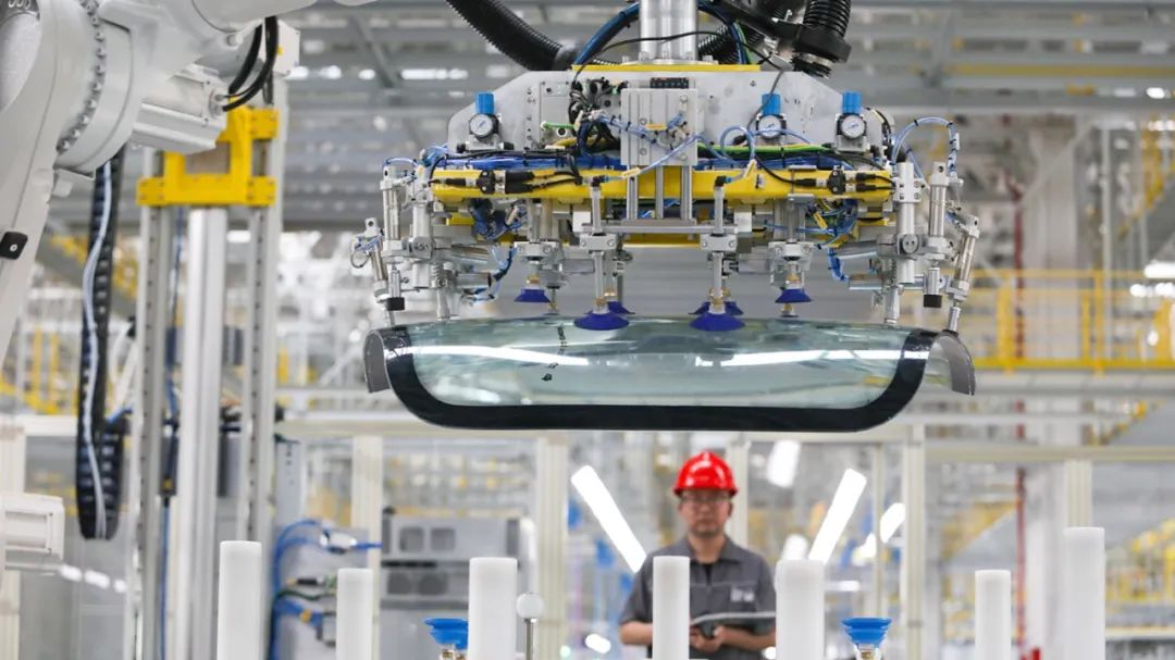 中國(guó)農(nóng)機(jī)智造新標(biāo)桿 解碼雷沃智慧農(nóng)業(yè)智能拖拉機(jī)制造基地的“超能力”